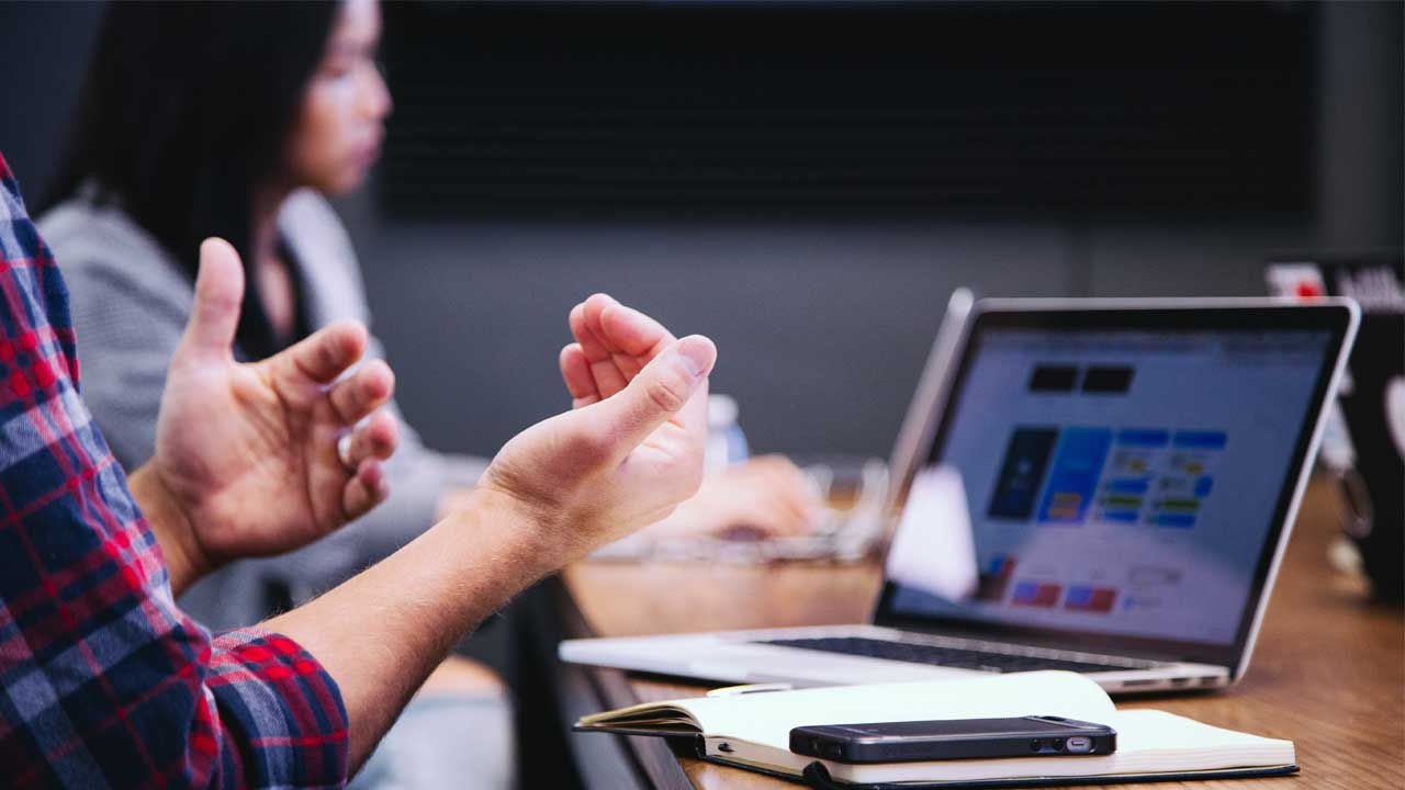 Two research and development professionals using Minitab software in a meeting.